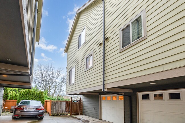 Building Photo - 3Bd/2Ba Seattle Townhouse