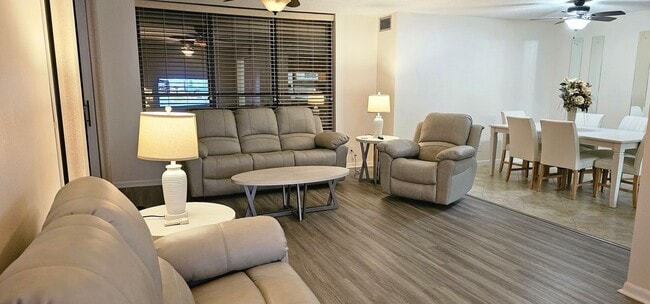 Building Photo - Riverfront Community Resort Style 2/2 Condo