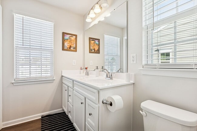 Building Photo - Chesapeake, 3 bedrooms, End Unit- Quick Mo...