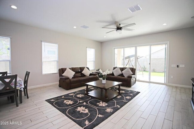 Building Photo - 10549 W Albert Ln