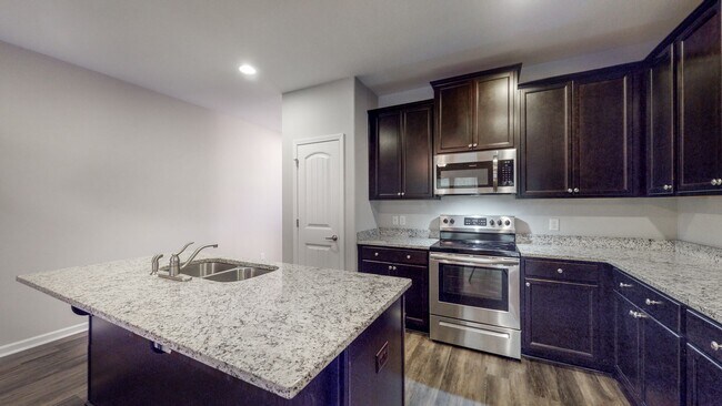 Building Photo - 3 Bedroom 2.5 Bathroom Townhome - The Comm...