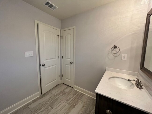 Building Photo - Charming modern 3 bedroom/ 2 bath with office