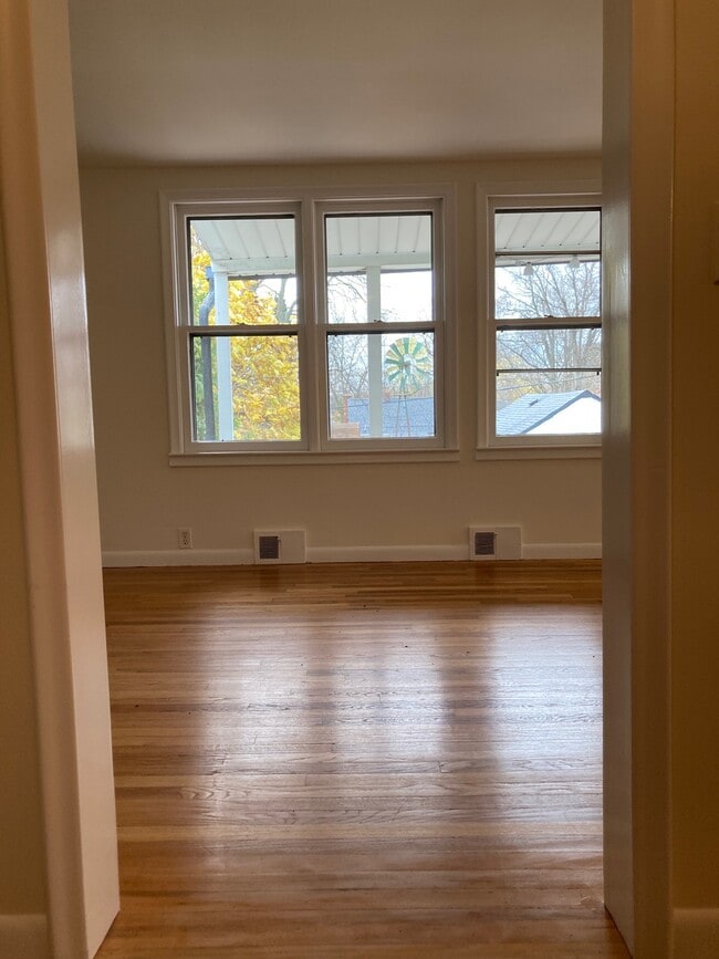 Building Photo - 3097 Lincolnview St