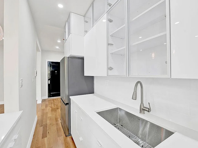 Building Photo - 7101 Shore Rd