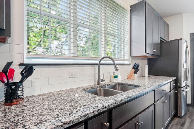 Building Photo - 1550 Dunn Rd