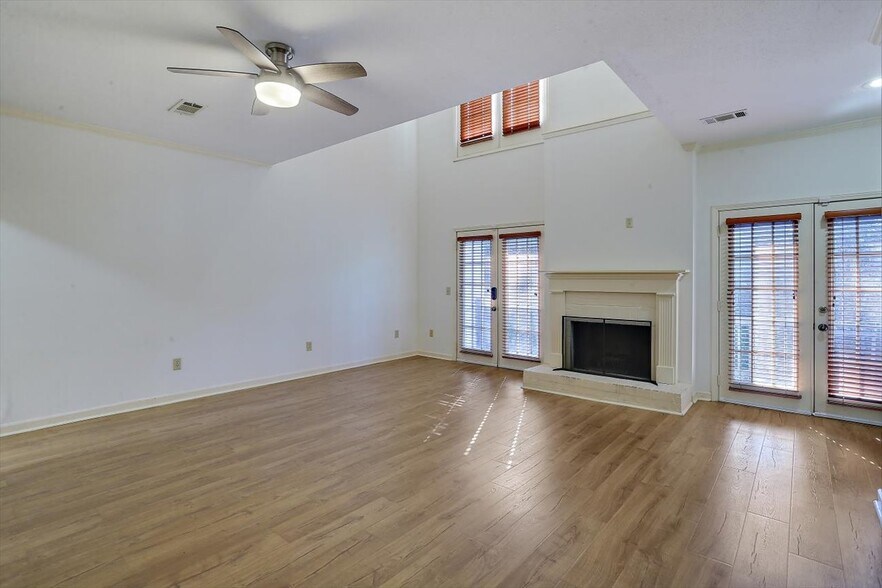 Building Photo - 1330 Roxbury Ct