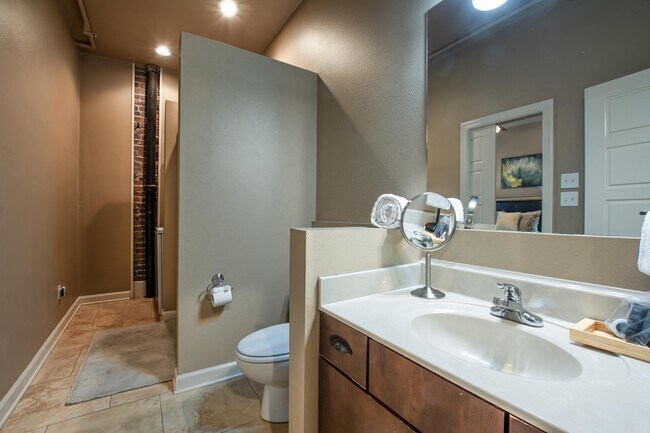 Building Photo - 612 Center St