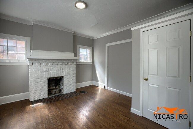 Building Photo - 2070 Indianola Ave