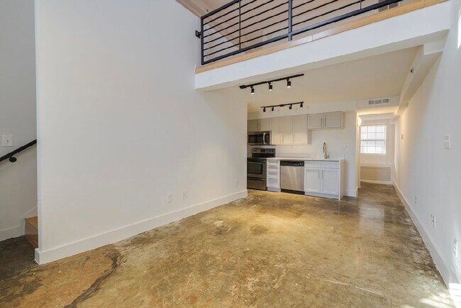 Building Photo - One bedroom loft in Midtown OKC!