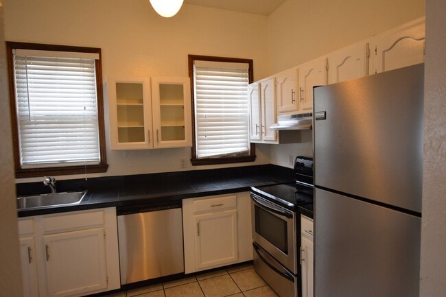 Building Photo - Spacious, Beautiful 1 Bed/1.5 Bath Condo i...