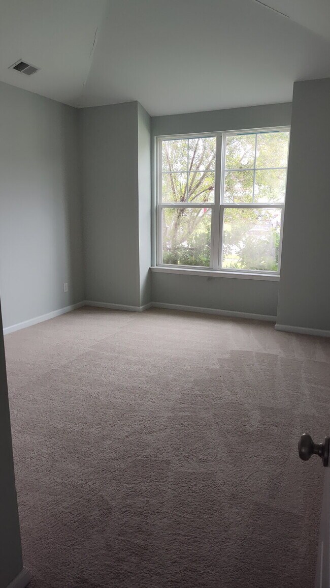 Building Photo - Spacious Home in a Gated Community!!!
