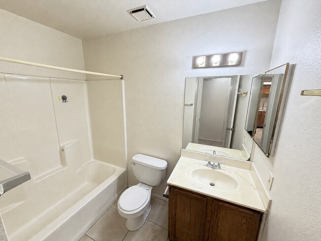 Building Photo - 13644 N Hamilton Dr