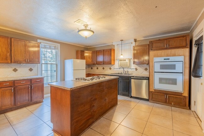 Building Photo - 1 bed, 2 Bath, w/ bonus room, centrally located and convenient to downtown!