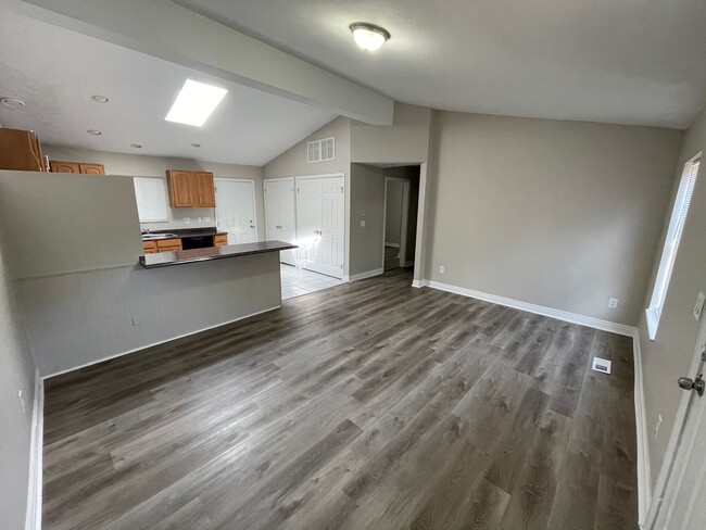 Building Photo - 50% Discount on Security Deposit! 4 Bedroo...