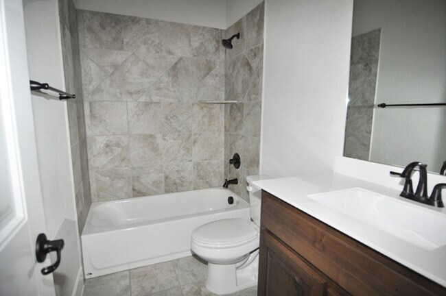 Building Photo - Fantastic 4-3-3 in Weatherford, Azle ISD!