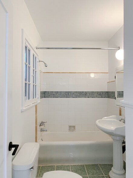 Building Photo - 6251 Holly Mont Dr