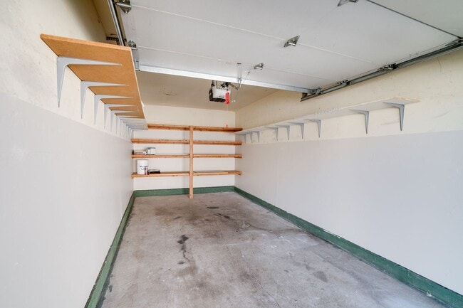 Building Photo - 2 Bedroom Condo For Rent