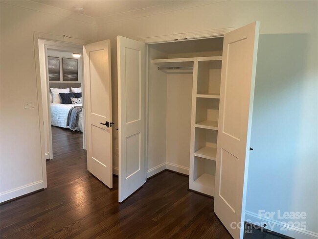 Building Photo - 5840 Charing Pl