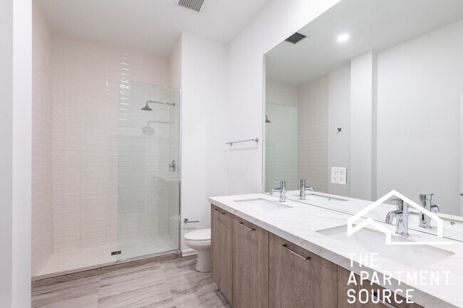 Building Photo - Spacious South Loop 2Bed/2Bath feat. Updated Kitchen & Large Patio!