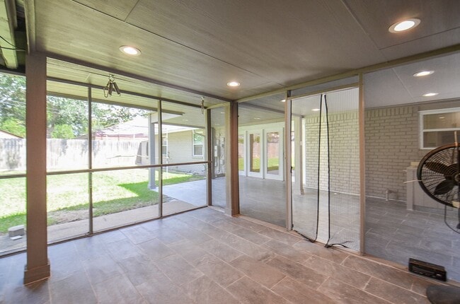 Building Photo - 9606 Highmeadow Dr