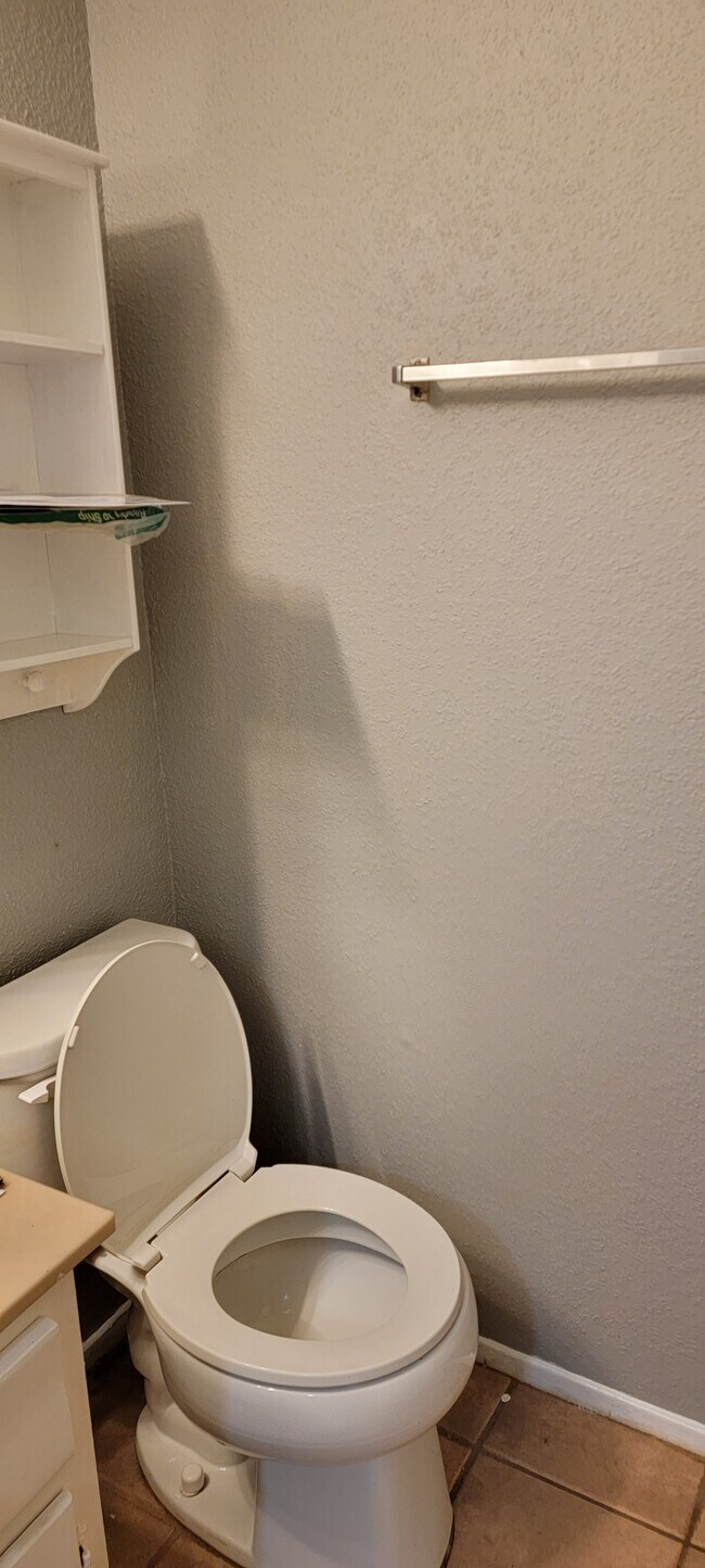 Toilet - 14515 Wunderlich Dr