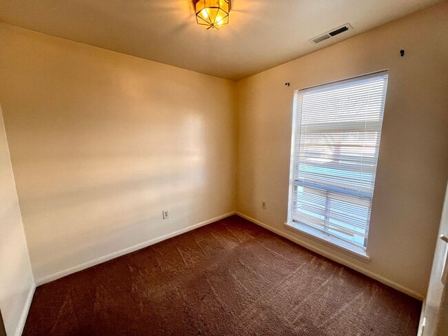 Building Photo - Fox Chapel  - 2 Bedroom 1.5 Bathroom - Townhome