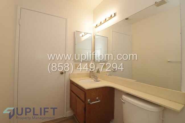 Building Photo - 3 Bed 3 Bath Home AVAILABLE NOW!