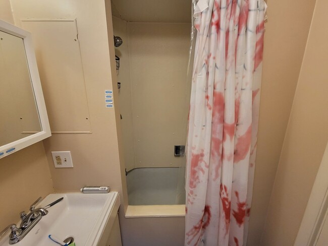 Building Photo - AVAILABLE JULY - 1 BEDROOM/1 BATHROOM CENT...
