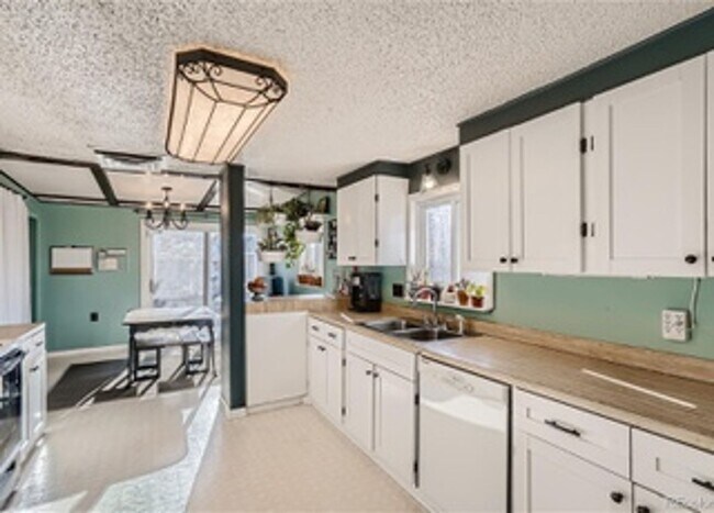 Building Photo - Great Location!  Updated Bungalow 2 bed, 1 bath with a bright open floor plan, plenty of natural ...