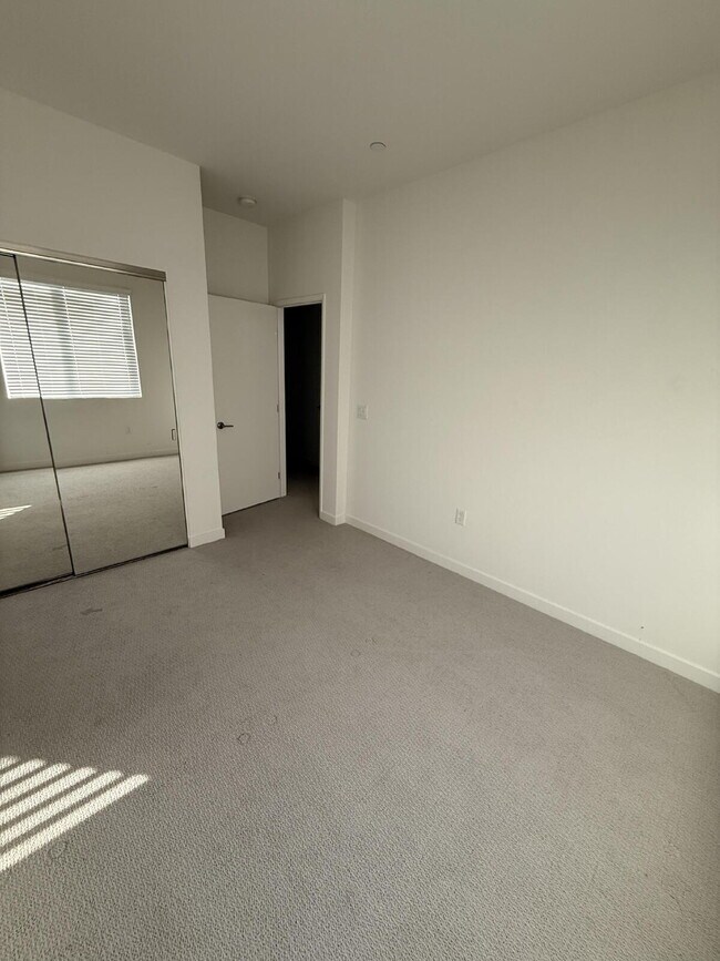 Building Photo - $4,500 - 4 Bed / 3.5 Bath Townhome in La Brisa Community of San Ysidro