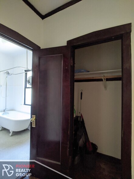 Building Photo - 2421 N Sawyer Ave