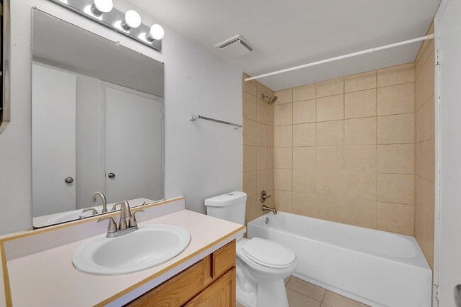 Building Photo - $2,200 - 3 Bed 3 Bath Home with 2 Primary ...