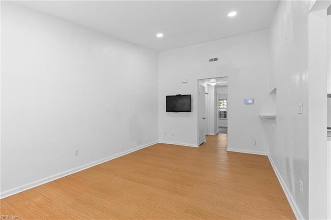 Building Photo - 582 Peregrine St
