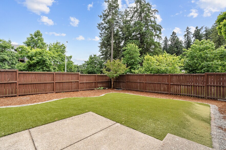 Building Photo - 28616 Greenway Dr