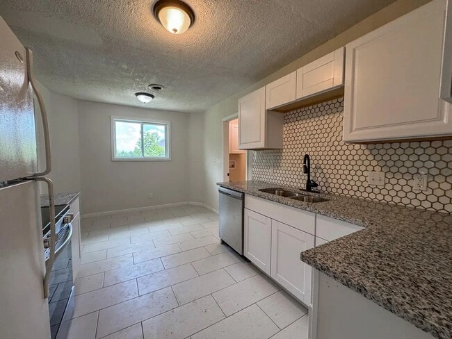 Building Photo - 3 Bed 2 Bath 2 Car Garage in Strafford MO