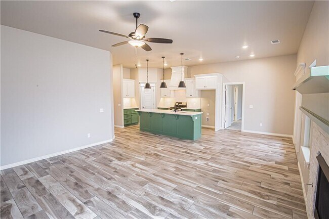 Building Photo - 3516 Lakeside Dr