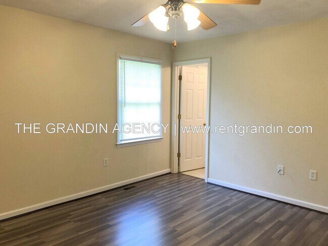 Building Photo - 1811 Meadows Ct