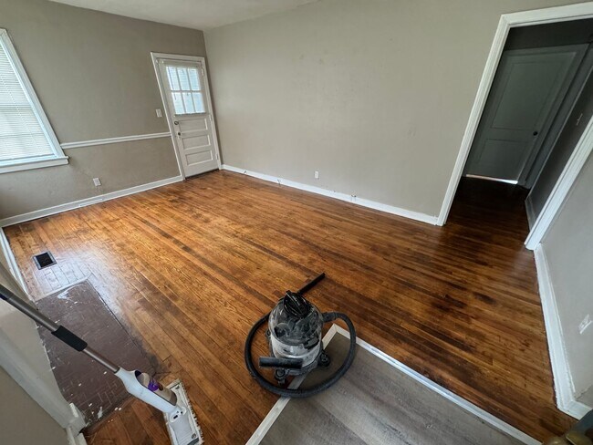 Building Photo - Midfield
