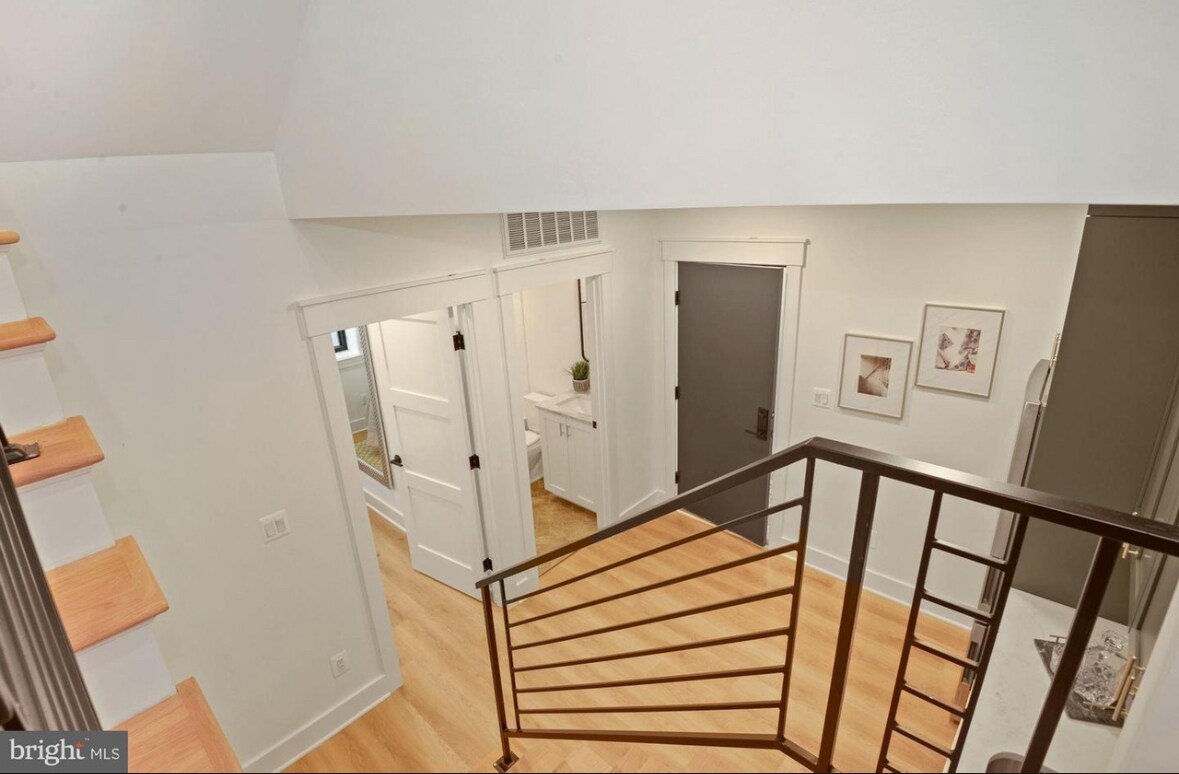 Building Photo - 614 Otis Pl NW