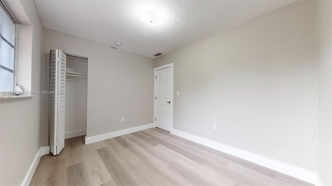 Building Photo - 329 SW 9th Ave