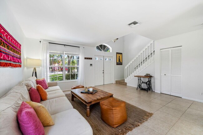 Building Photo - 1527 S Club Dr