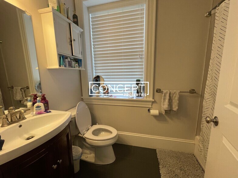 Building Photo - 2045 Beacon St