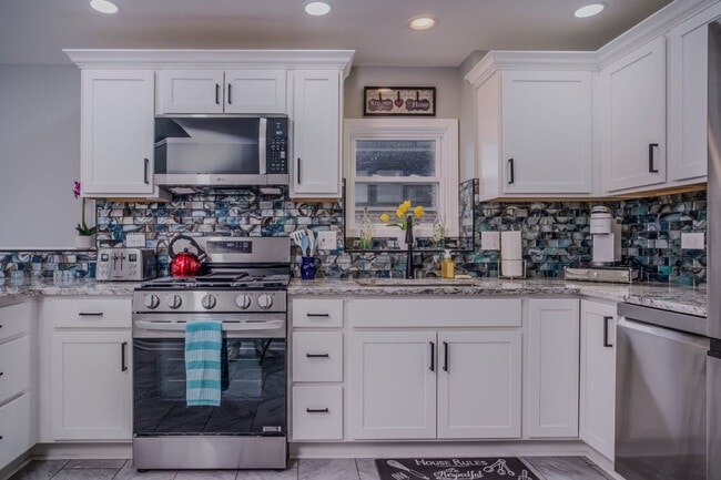 Building Photo - 3407 Venice Ave