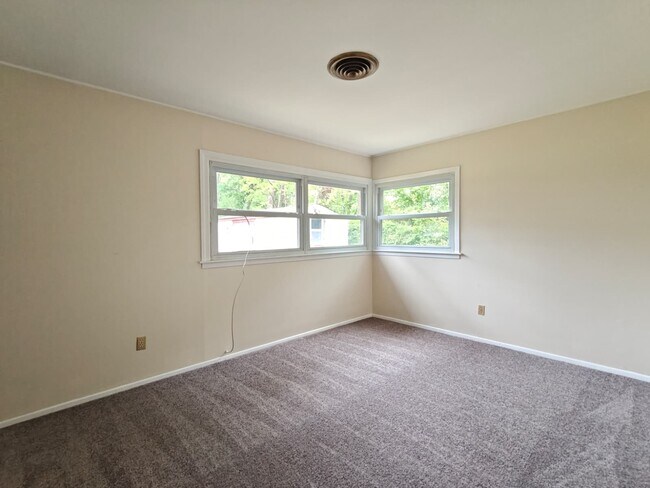 Building Photo - 65 Sandstone Ln