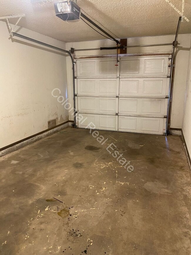 Building Photo - 3 Bed/2 Bath Home with Garage and Character!