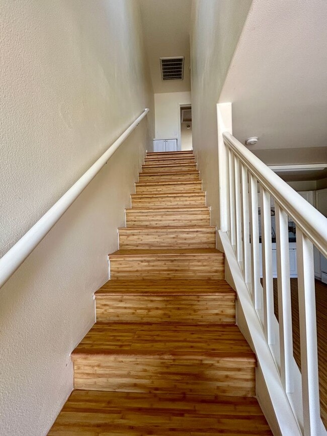 Building Photo - Spacious Townhouse with Central AC, Garage...