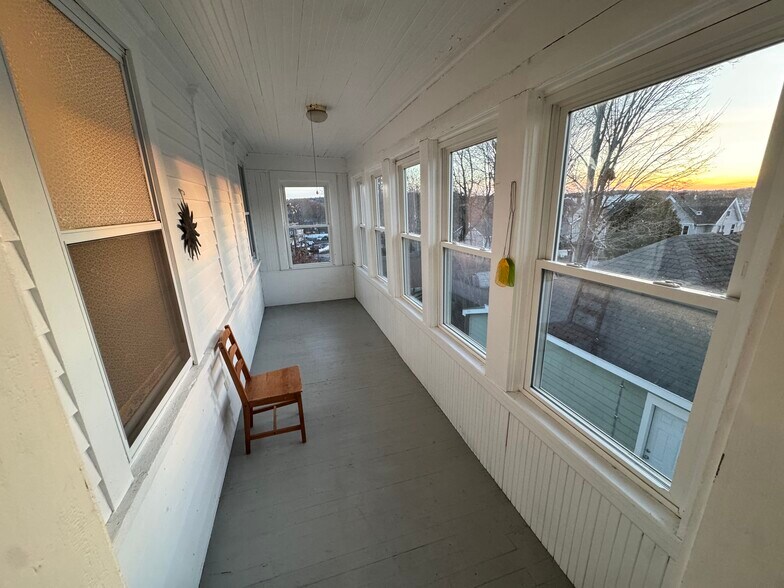 Building Photo - 10 Crescent Hl