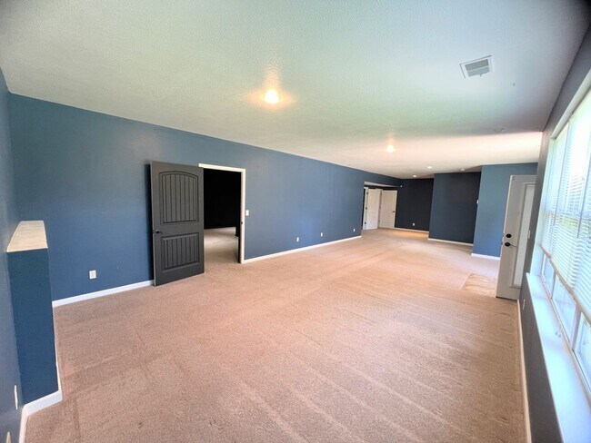 Building Photo - Fenced home close to FLW!