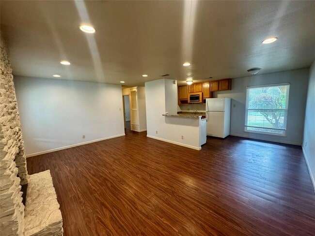 Building Photo - 2102 Pompton Dr