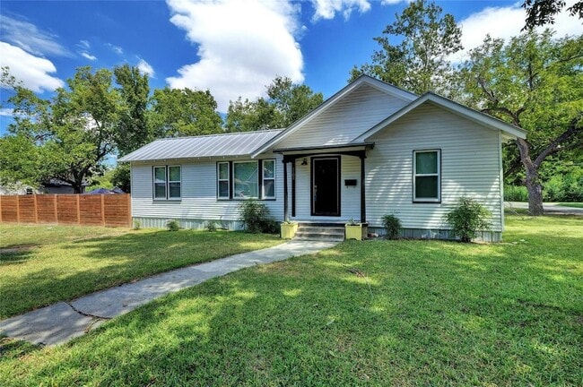 Building Photo - 1102 Hackberry St